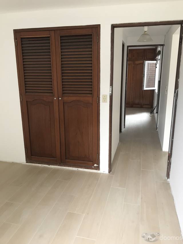 Departamento remodelado seguro dentro de Condominio Vivesal con amplios jardines en Monterrico al lado del puente pentagonito