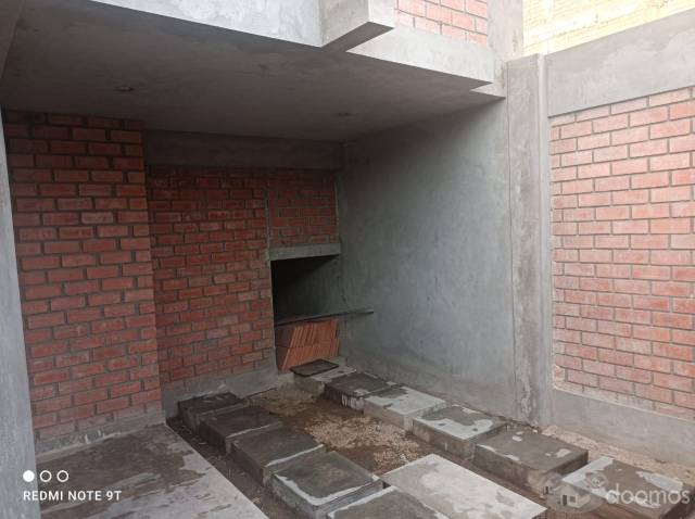 Casa Recién Construida De Dos Pisos Cerca A Parque Con Estructuras Para 3 Pisos.