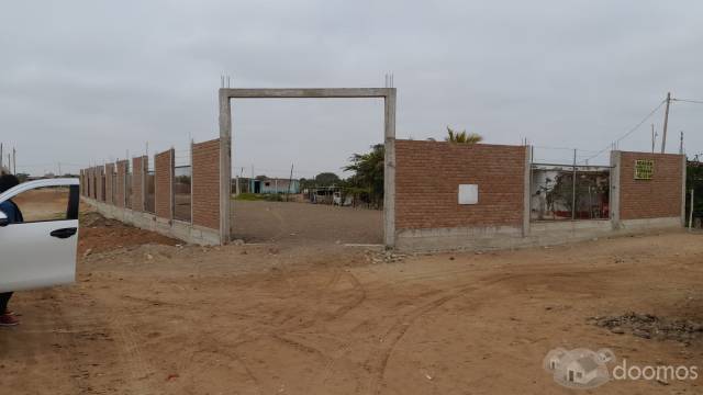 VENDO PROYECTO DE TERRENO CERCADO CON PAREDES DE LADRILLO DE 1200mt2 en la granja carretera a ciudad de Dios.