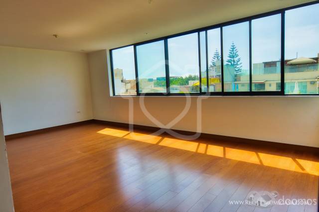 Duplex con piscina en venta en Surco - entrega inmediata