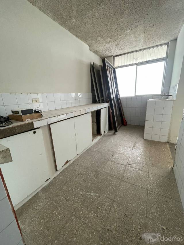 Venta de Casa 2 pisos a 1 cdra de Parque 200 Millas