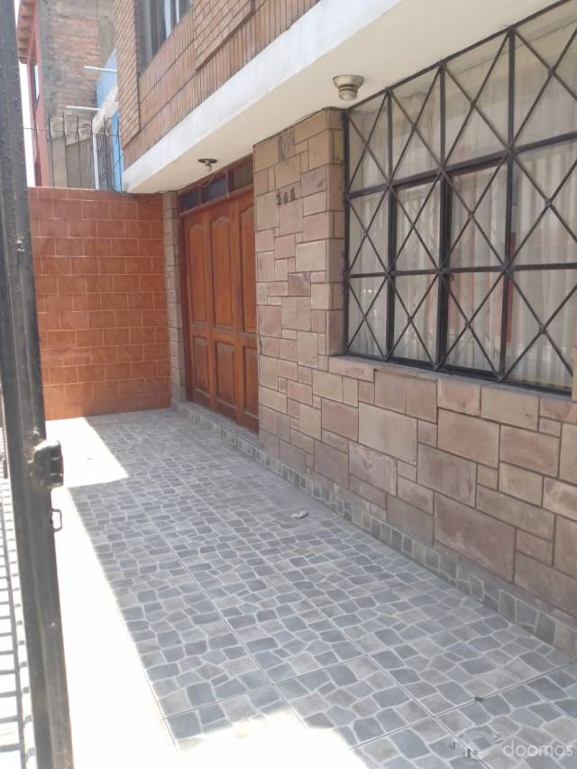 Vendo casa de dos pisos y medio de ocasion