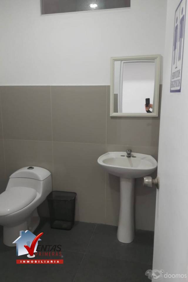 ALQUILER DE OFICINA, SUPER MODERNA, RECIEN REMODELADA, LUZ NATURAL, DIVIDIDA EN 2 OFICINAS, CADA UNA CON BAÑO INCORPORADO, PUEDE FUNCIONAR PERFECTAMENTE COMO ÁREA ADMINISTRATIVA, CONTABLES, SPA, CONSU