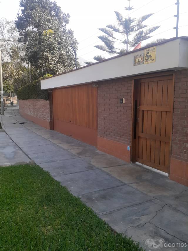 Vendo Casa en Av. Los Cedros cuadra 14 - Chacalacayo