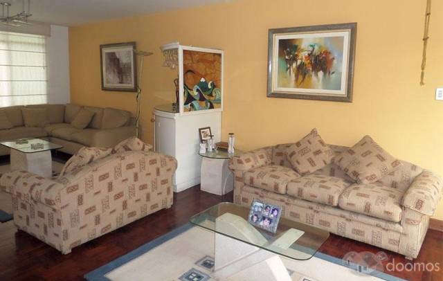 LINDA CASA EN VENTA, 3 PISOS, 3 HAB, JARDÍN, COCHERAS, CON PARÁMETROS,