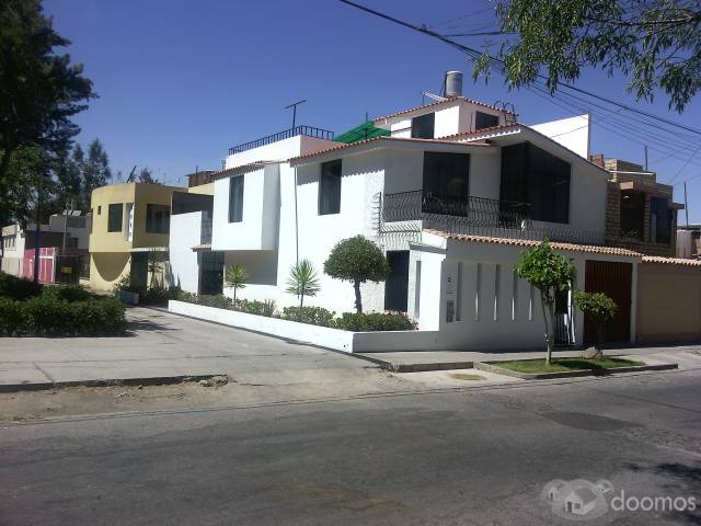 Linda casa en esquina Frente a parque