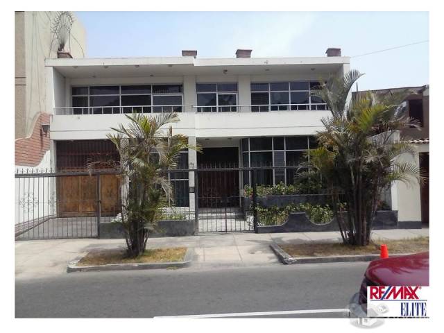 VENDO AMPLIA CASA EN SAN ISIDRO, GRAN OPORTUNIDAD PARA CONSTRUCTORAS E INVERSIONISTAS