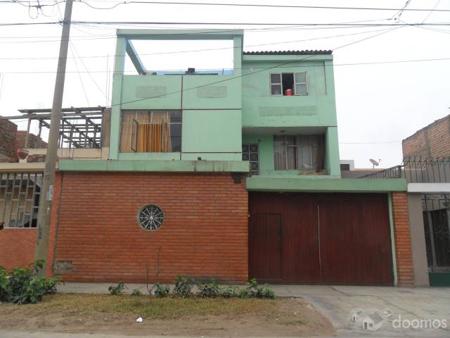 VENTA CASA DE TRES PISOS EN CERCADO DE LIMA, URB. LOS PINOS