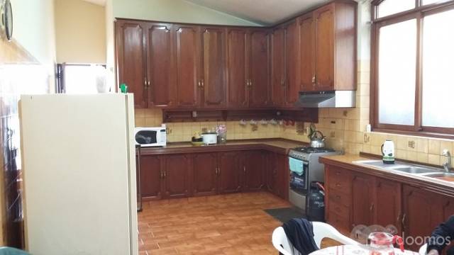 VENDO CASA LA MOLINA, LA PLANICIE EN ESQUINA CON AMPLIO JARDIN INTERIOR Y COCHERA PARA 05 CARROS.