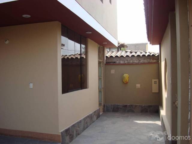 PRECIOSA CASA EN VENTA O ALQUILER DE 6 DORMITORIOS EN CLUB LOS GIRASOLES DE HUAMPANI – CHACLACAYO.