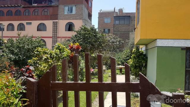 SE VENDE CASA COMO TERRENO, UBICADA EN PLENA AV. DEL AIRE-LA VICTORIA