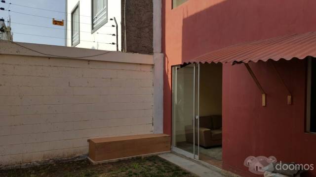 VENDO CASA AMPLIA EN ESQUINA. EN CONDOMINIO. UBICACIÓN IDEAL C/ VIGILANCIA.