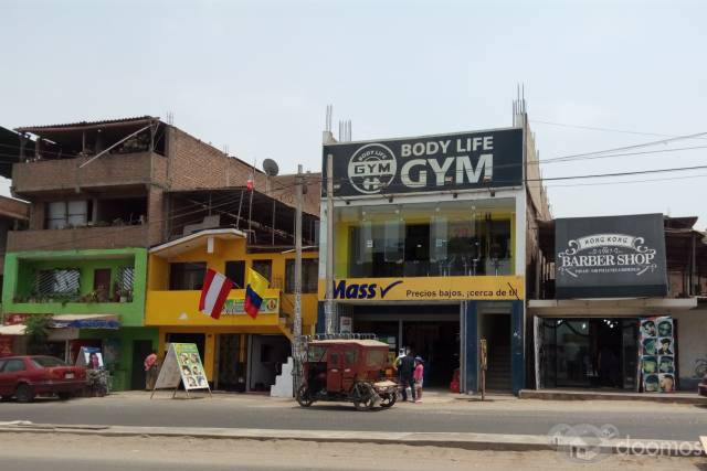 ALQUILO LOCAL COMERCIAL EN VILLA EL SALVADOR, AV REVOLUCION FRENTE AL MERCADO 24 DE JUNIO