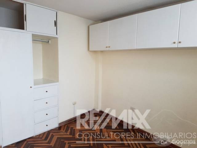 SE VENDE ACOGEDOR DEPARTAMENTO EN ZONA SEGURA Y MUY BUENA UBICACIÓN !