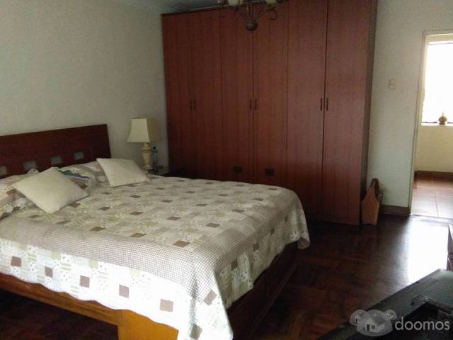 VENDO CASA DE 4 DORMITORIOS Y 3 1/2 BAÑOS CERCA DE COLEGIOS SAN SILVESTRE E INMACULADA EN MIRAFLORES.