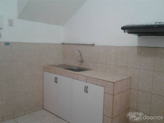 Se alquila casa 120 m2 de dos pisos con cuatro dormitorios, 2 baños y medio. Incluído garage.