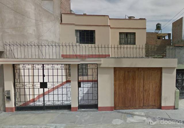 Espaciosa casa excelentemente localizada en SJM Zona A  (Terreno Negociable) (Total 160m2)