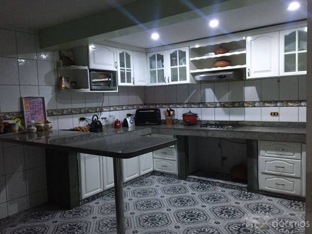 OCASIÓN: VENDO HERMOSA CASA DE 3 PISOS CON TERRAZA DE A.T. 144m2 A.C. 268m2 EN SANTIAGO DE SURCO, CON FINOS ACABADOS.