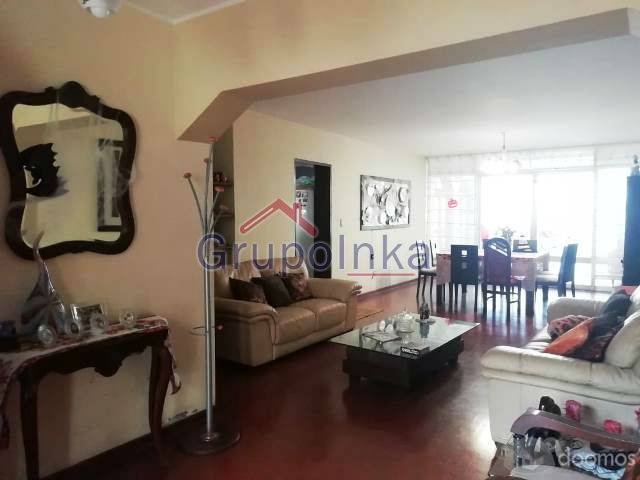 CASA CONSERVADA EN ZONA RESIDENCIAL DE URB. VALLE HERMOSO - SURCO