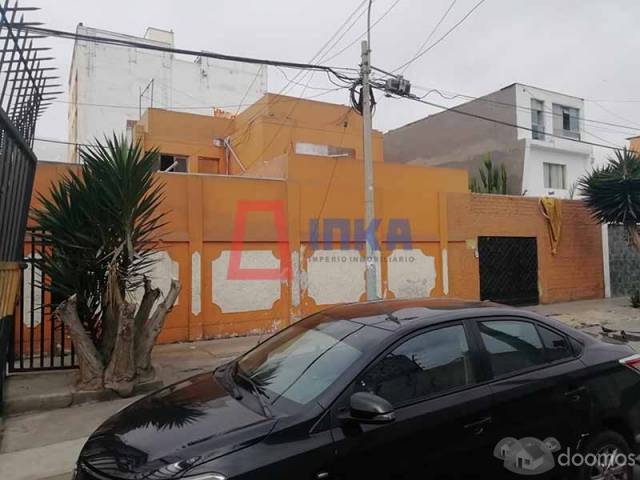 CASA COMO TERRENO, EXCELENTE UBICACIÓN EN ESQUINA