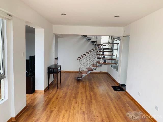 Se vende amplio triplex (NEGOCIABLE) ubicado en zona residencial de la cdra 14 de la Av. Cesar Vallejo en Lince.