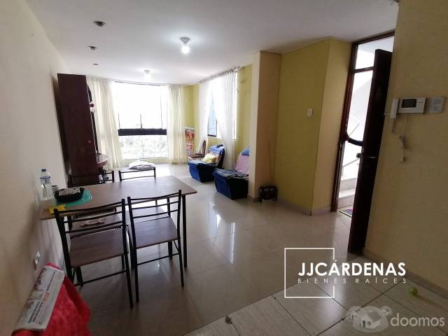 EN VENTA CASA DE 3 PISOS FRENTE A PARQUE, URB SANTA INES